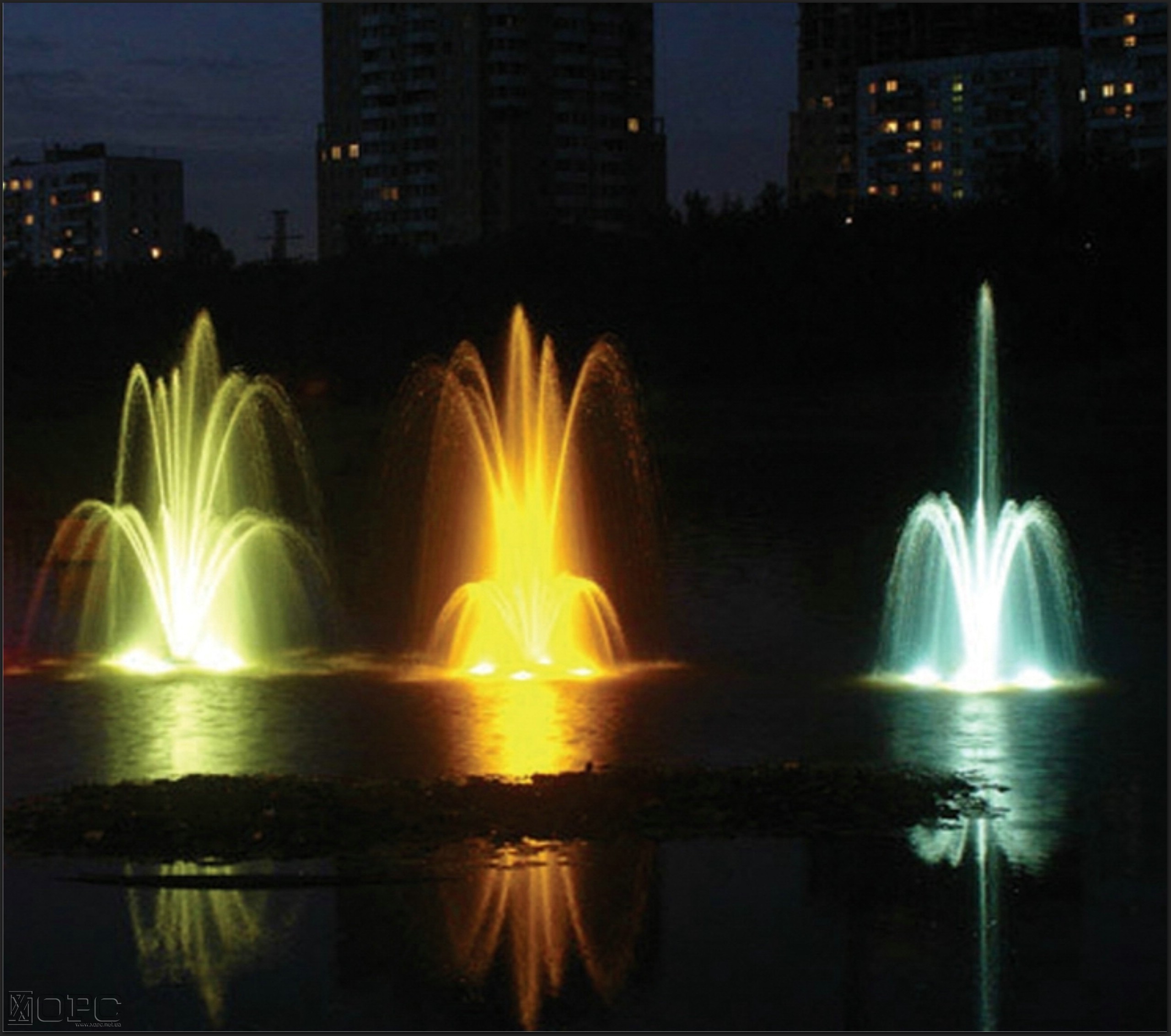 Светящиеся фонтаны. Цветные фонтаны. Фонтан с подсветкой. Подсветка струи фонтана. Разноцветный фонтан.